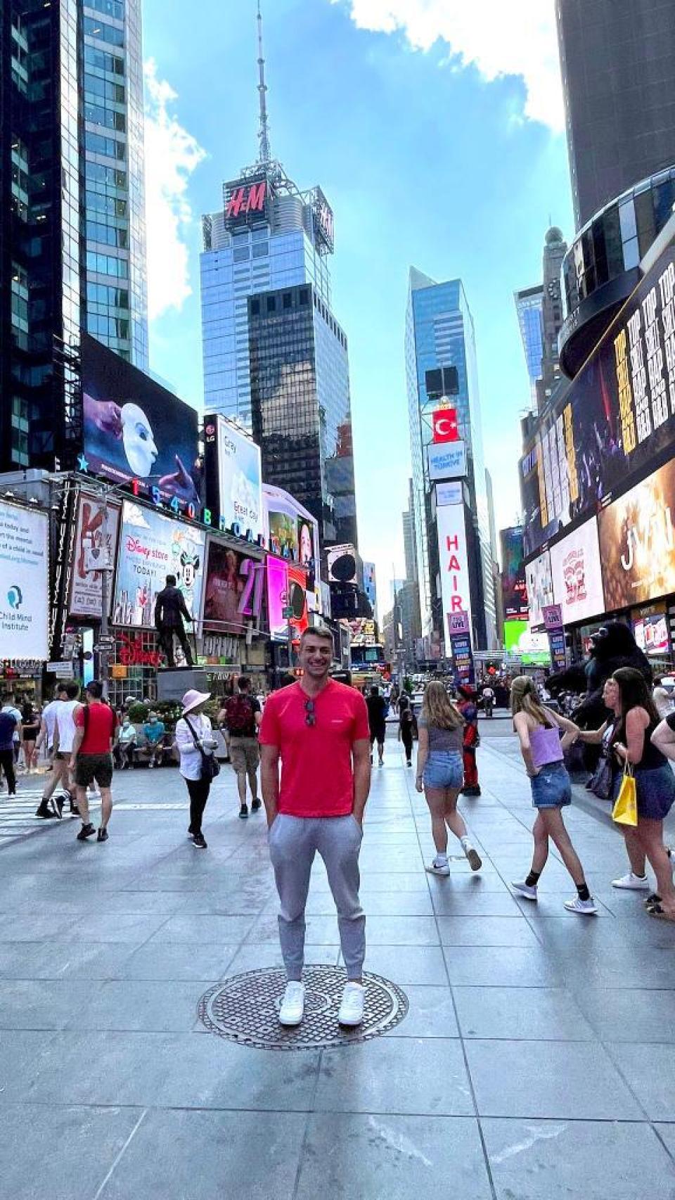 El doctor Juanjo López haciendo turismo por Nueva York, en un descanso de los entrenamientos con Carlos Alcaraz. Cedida