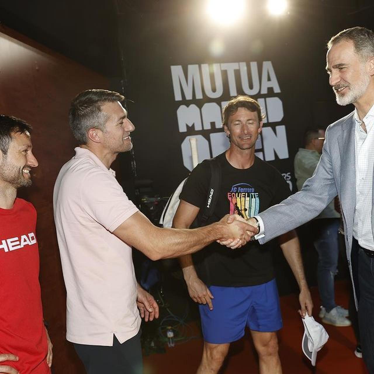 El doctor López, en el Mutua Madrid Open, saludando al Rey Felipe VI.