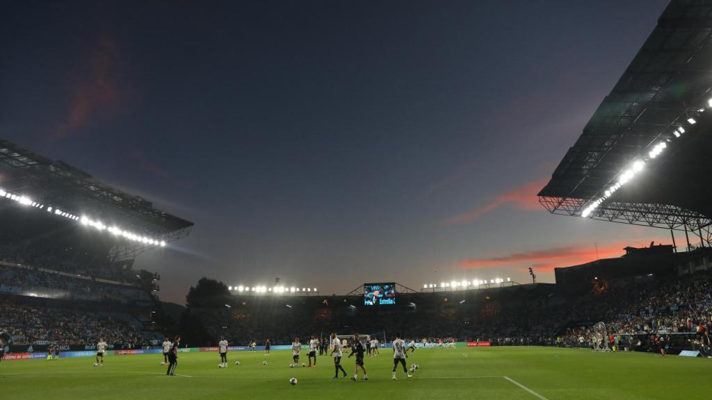 El Estadio de Balaídos iluminado durante el Celta - Real Madrid.
