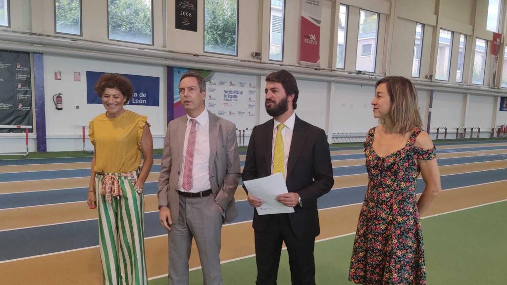 Gallardo junto al director general de Deportes, Sánchez-Guijo, y a Mayte Martínez y Raquel Alvarez