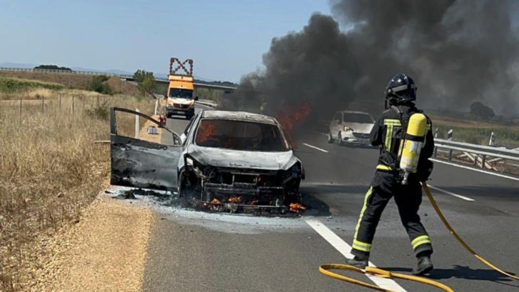 Bomberos apagan el fuego