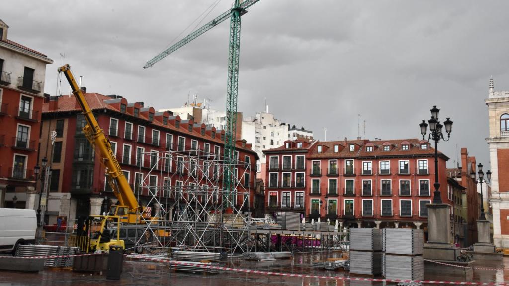 Montaje, en la Plaza Mayor, del escenario para los conciertos de fiestas en Valladolid