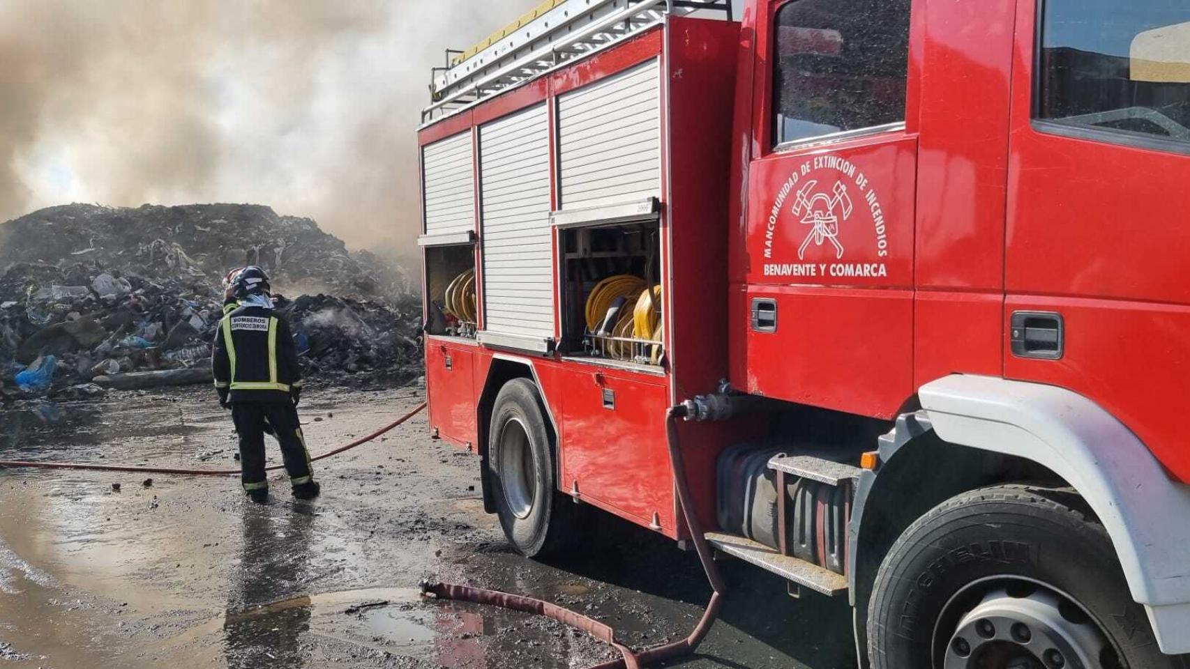 Incendio en la planta de reciclaje de San Cristóbal de Entreviñas (Zamora)