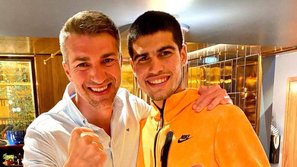 El doctor Juanjo López Martínez junto a Carlos Alcaraz.