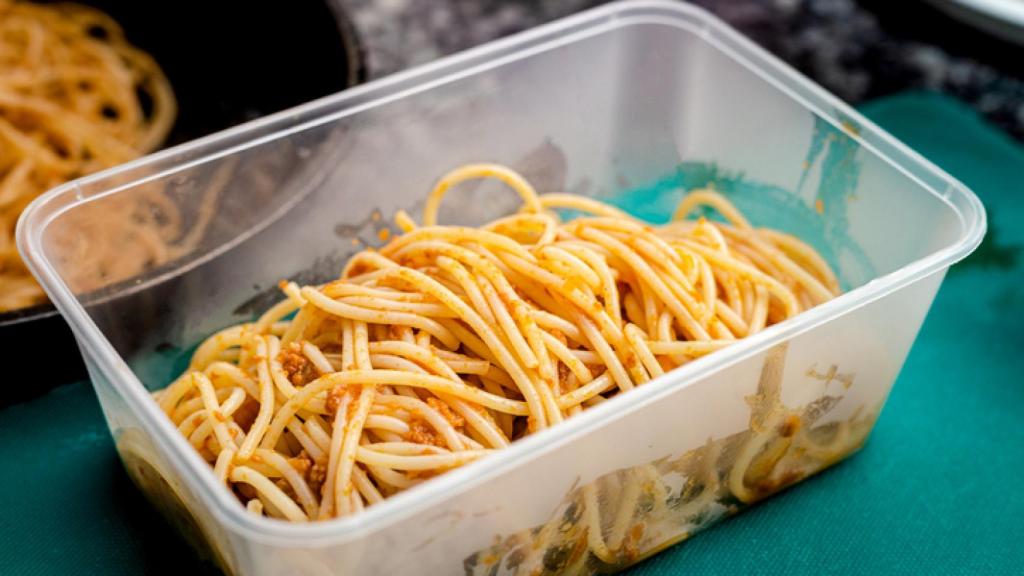 Trucos caseros para quitar el mal olor y la grasa de los tápers.