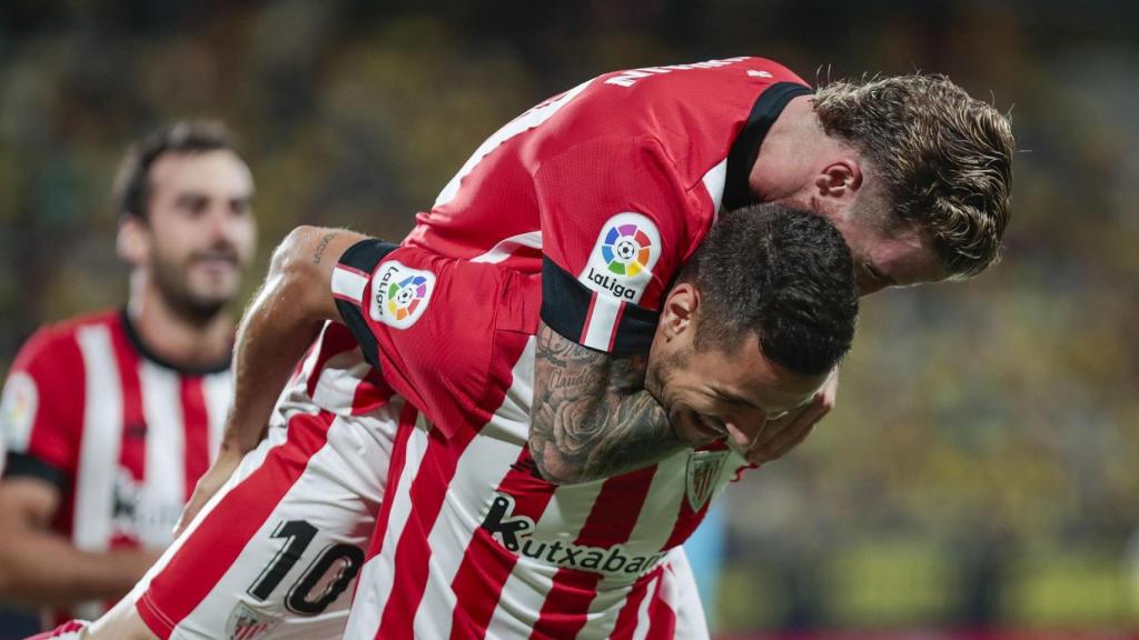 Gorka Guruzeta celebra con Iker Munian su gol con el Athletic en La Liga 2022/2023