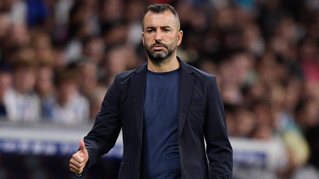 Diego Martínez sigue el partido desde su banquillo en Cornellá