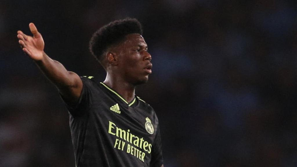 Aurélien Tchouaméni da una orden.