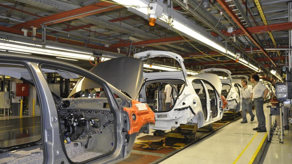 Trabajadores en la planta de Stellantis en Figueruelas.