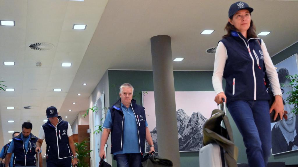 Los integrantes de la misión del OIEA en el aeropuerto de Viena antes de iniciar su viaje a Zaporiyia.
