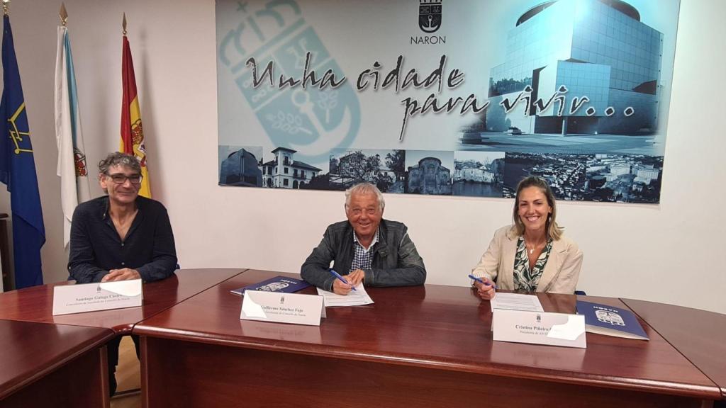Un momento de la firma del convenio con Asotrame en Narón