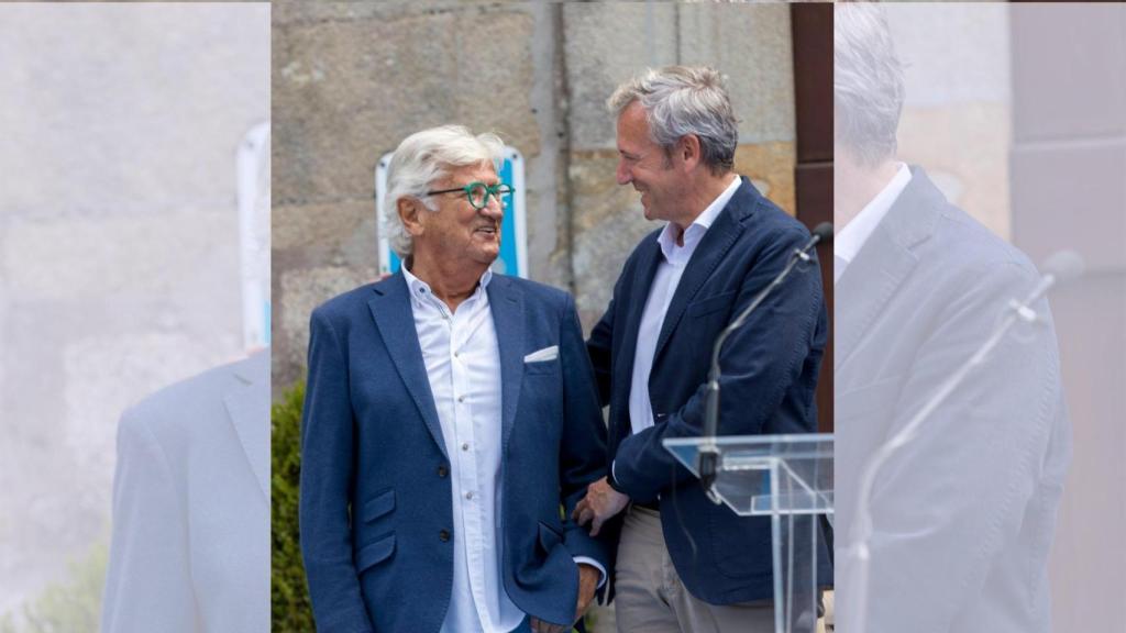 El presidente de la Xunta, Alfonso Rueda, con el periodista homenajeado Pepe Domingo Castaño
