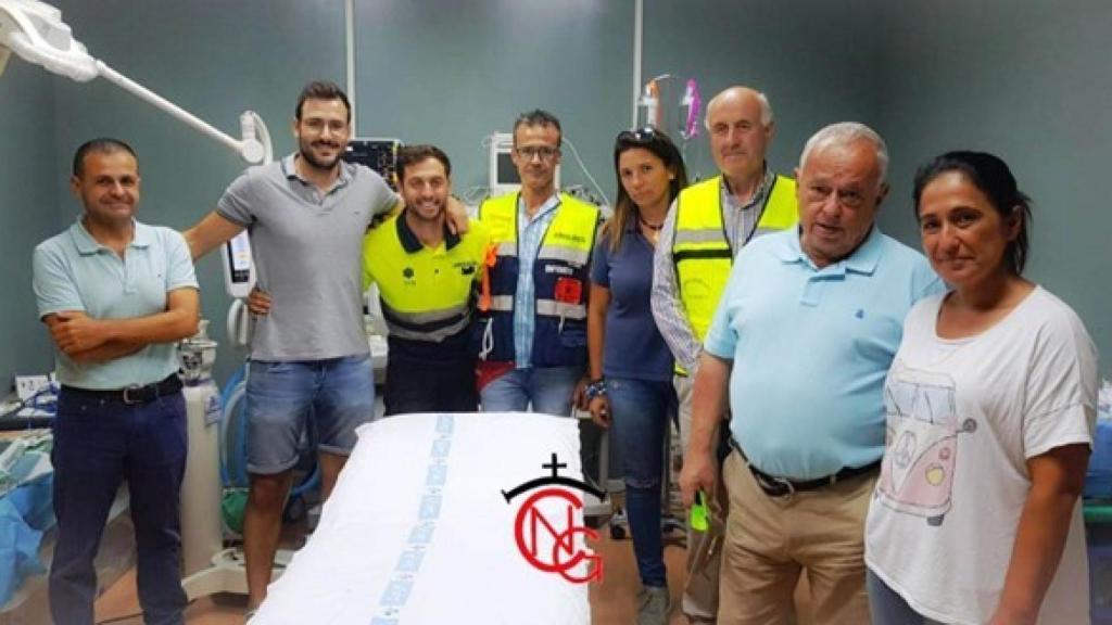 Marta Pérez, a la derecha, junto al consejero Santonja y el equipo médico de la enfermería del coso cuellarano