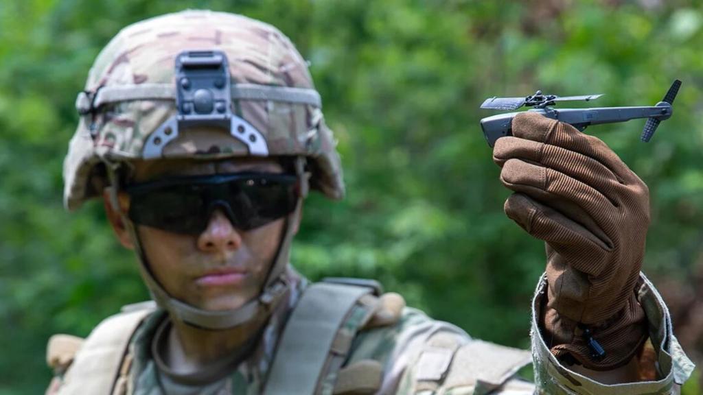 Un soldado sostiene en su mano el Black Hornet