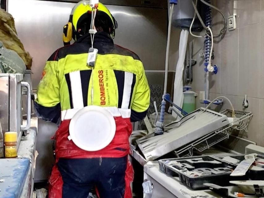 Un bombero del CPEIS de Toledo trabaja en el lugar de la explosión.