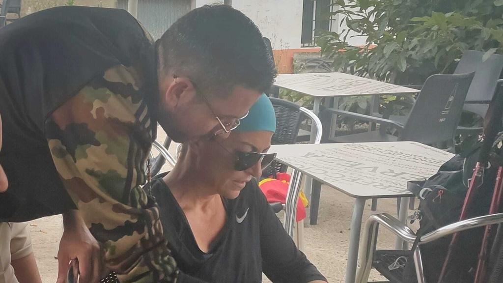 El estilista Ángel, hablando con Macarena Olona durante un descanso del Camino de Santiago.
