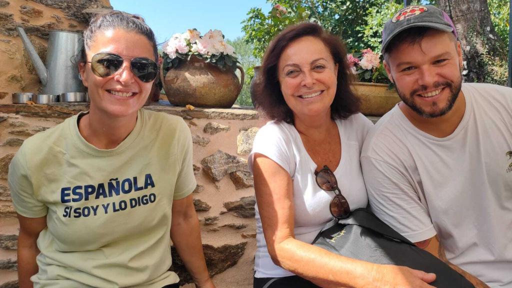 Macarena Olona, junto a su madre, Toñi Choclán y el periodista de El Plural, Luis Abascal.