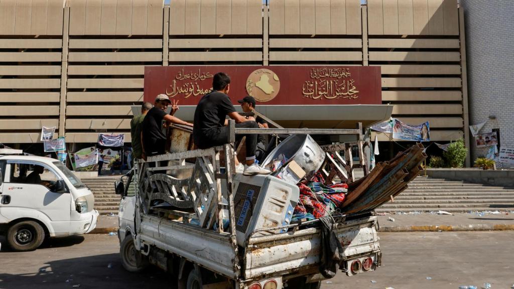 Seguidores de Muqtada al-Sadr abandonan la Zona Verde, donde estaban acampados.
