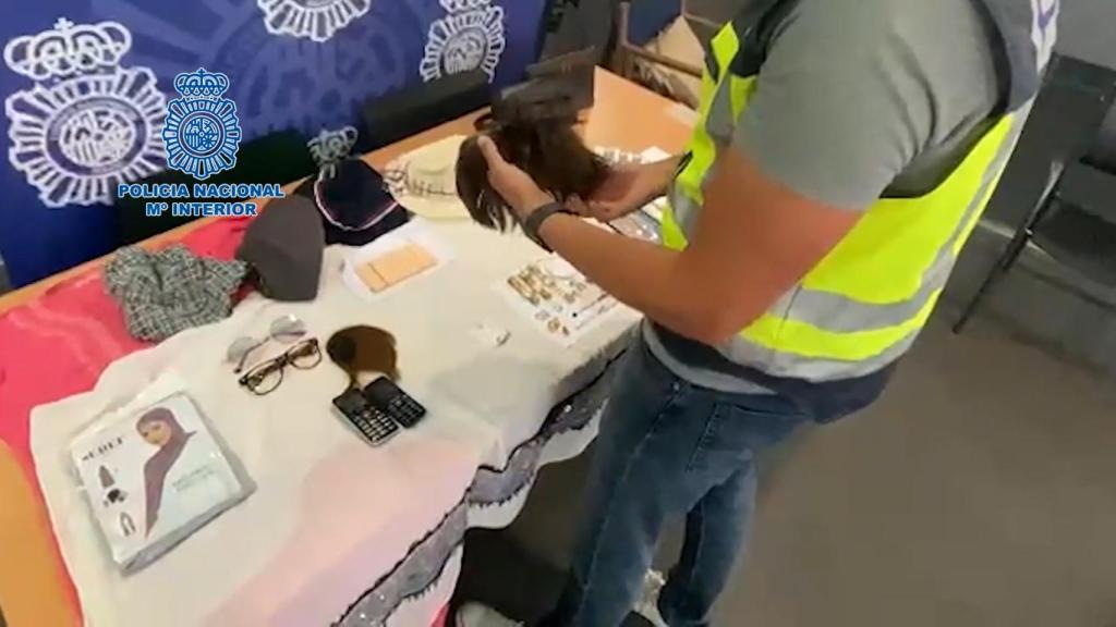 Un agente, ante los objetos incautados al clan familiar.