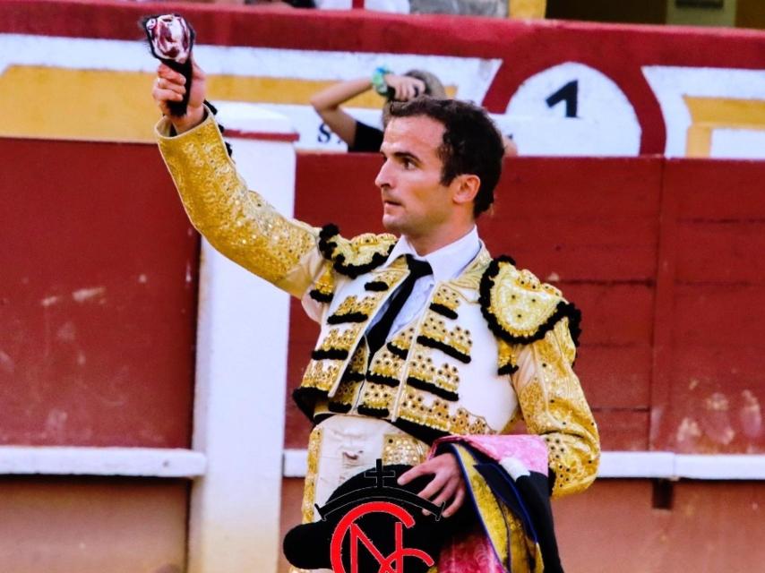 Damián Castaño pasea el único trofeo de la tarde