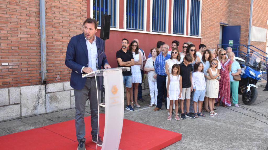 Óscar Puente y la familia de Luis Eduardo detrás