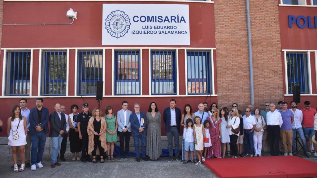 Imagen del cartel con el nuevo nombre de la comisaría de Delicias