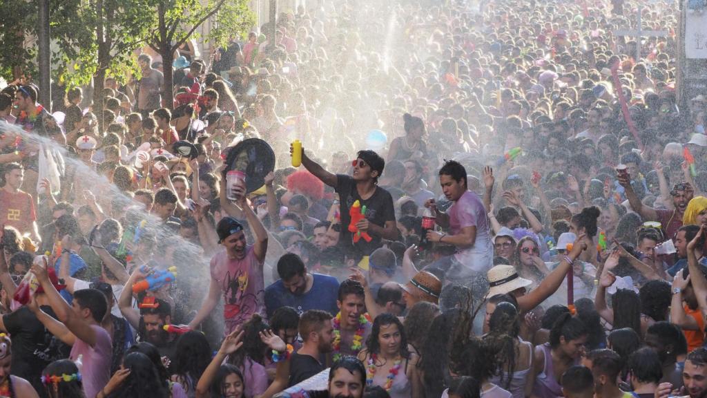 Desfile de peñas en las Pregón de las Fiestas de Nuestra Señora de San Lorenzo