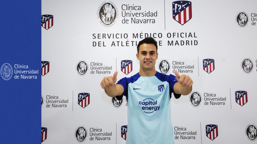 Sergio Reguilón con la camiseta del Atlético de Madrid