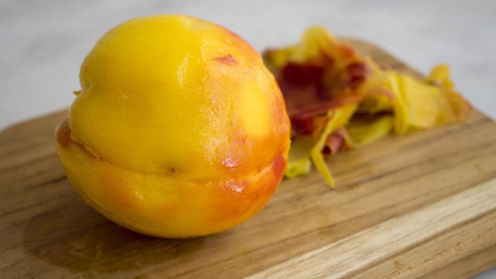 Estos son los sencillos pasos para pelar melocotones en 3 segundos.