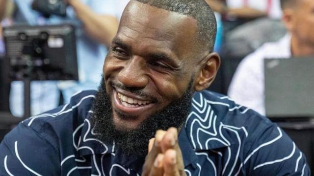 LeBron James siguiendo un partido desde la grada