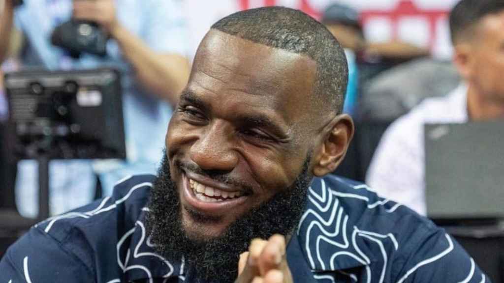 LeBron James siguiendo un partido desde la grada