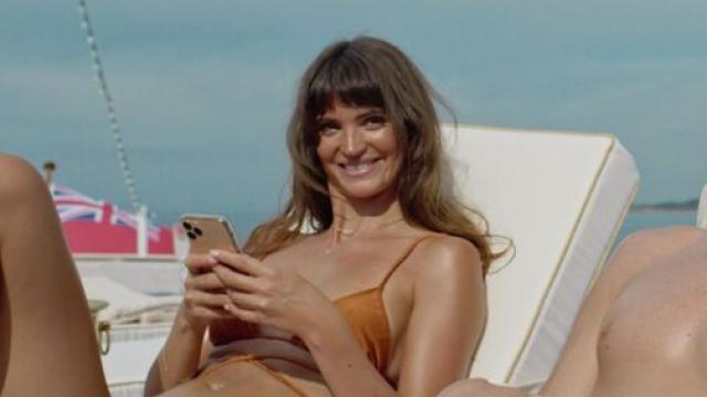 Charlbi Dean en un momento de la película 'El triángulo de la tristeza'