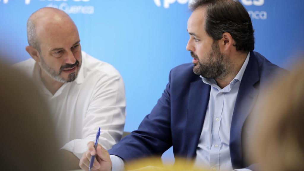 Paco Núñez, presidente del PP de Castilla-La Mancha, a la derecha.