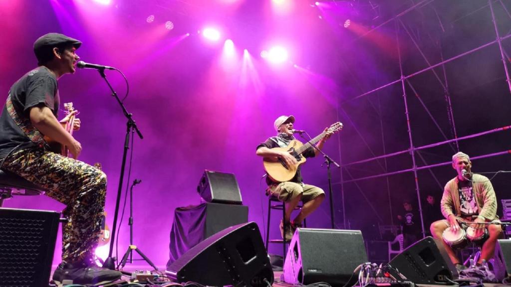Manu Chao acompañado por  Lucky Salvadori a la guitarrita y Miguel Rumbao en la percusión.