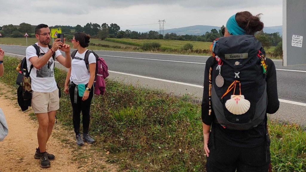 Ángel, el estilista de Macarena Olona en la campaña andaluza le saca una foto a la exdiputada de Vox.
