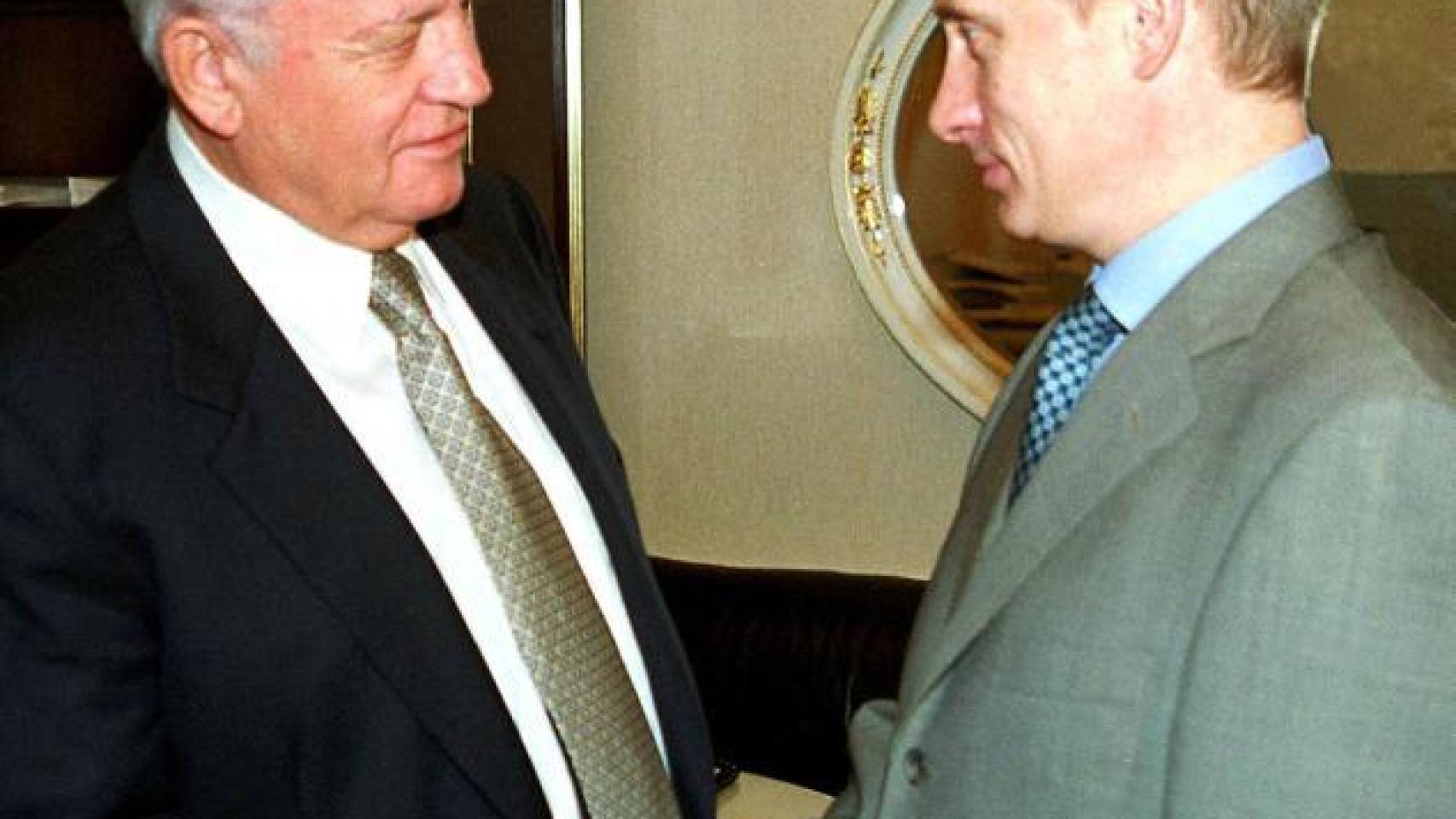 Gorbachov saluda a Putin en el Kremlin en el 2000, cuando volvió al palacio presidencial tras casi una década.