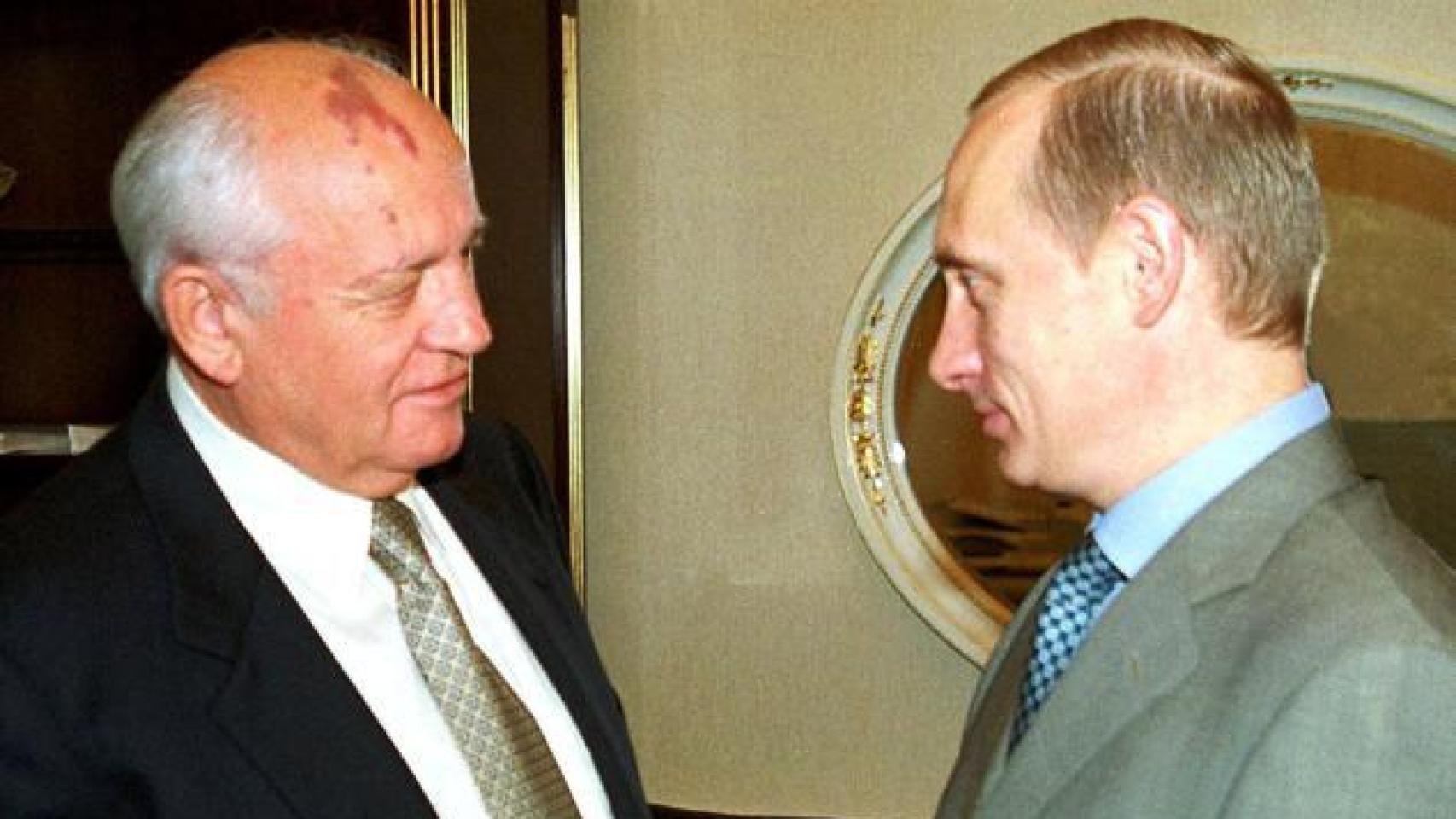 Gorbachov saluda a Putin en el Kremlin en el 2000, cuando volvió al palacio presidencial tras casi una década.