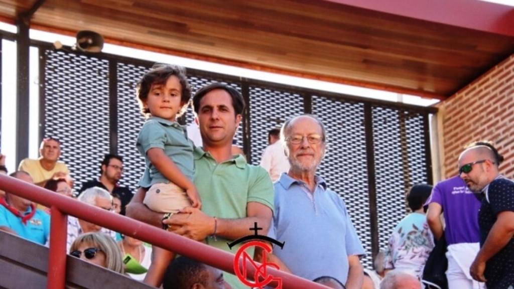 León de la Riva, su hijo y uno de sus nietos en el coso cuellarano