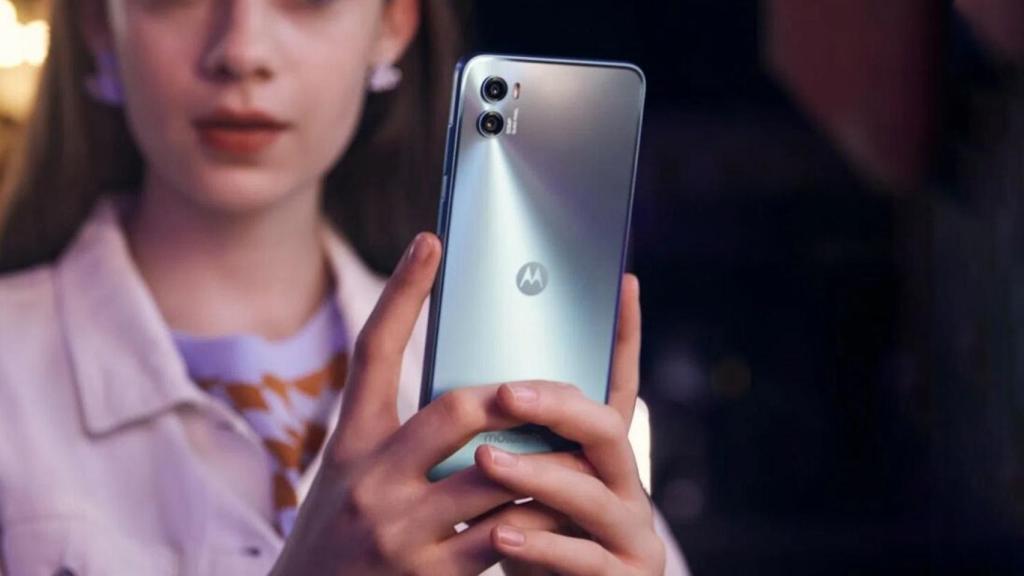 Moto E22s por detrás