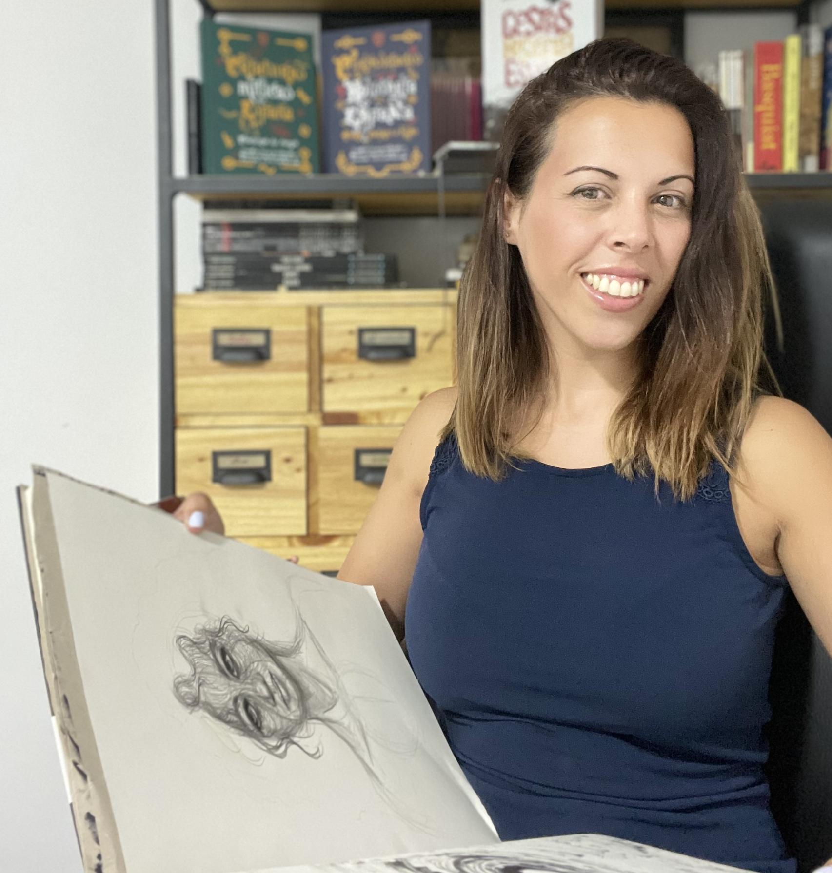 Gloria Cuenca y una de sus ilustraciones.