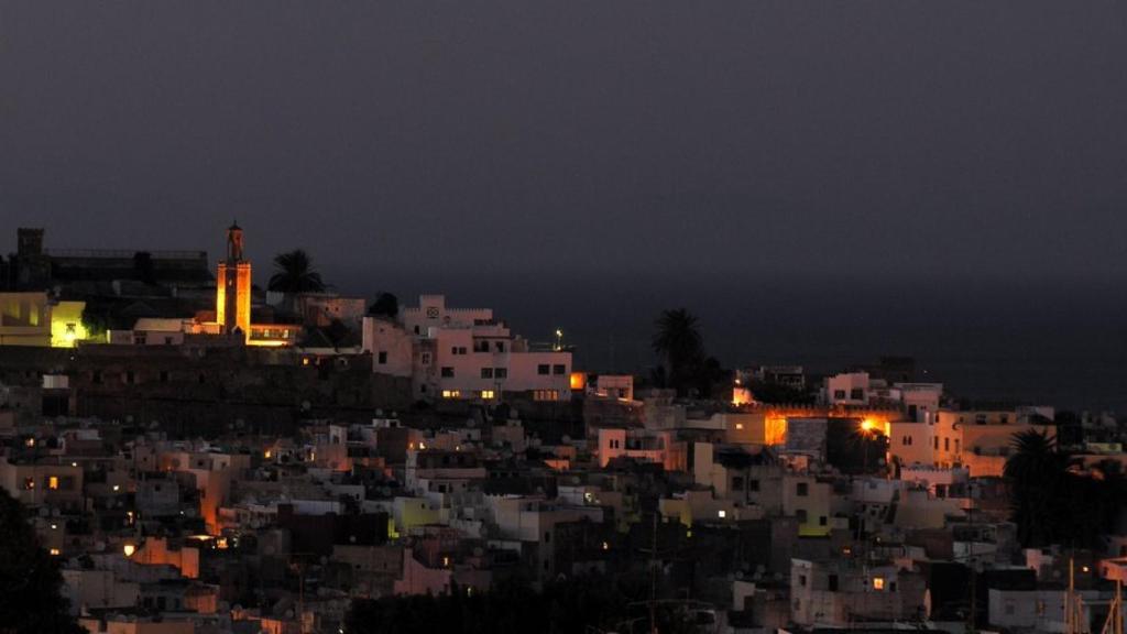 Ciudad de Tánger de noche.