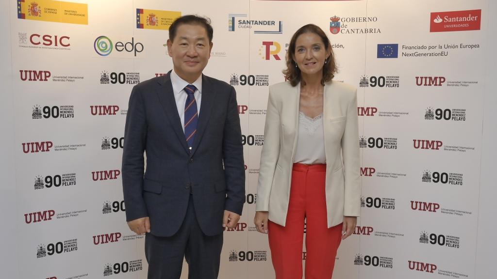 Jong-Hee Han, CEO y vicepresidente de Samsung Electronics, y Reyes Maroto, ministra de Industria, Comercio y Turismo, en el encuentro de Ametic