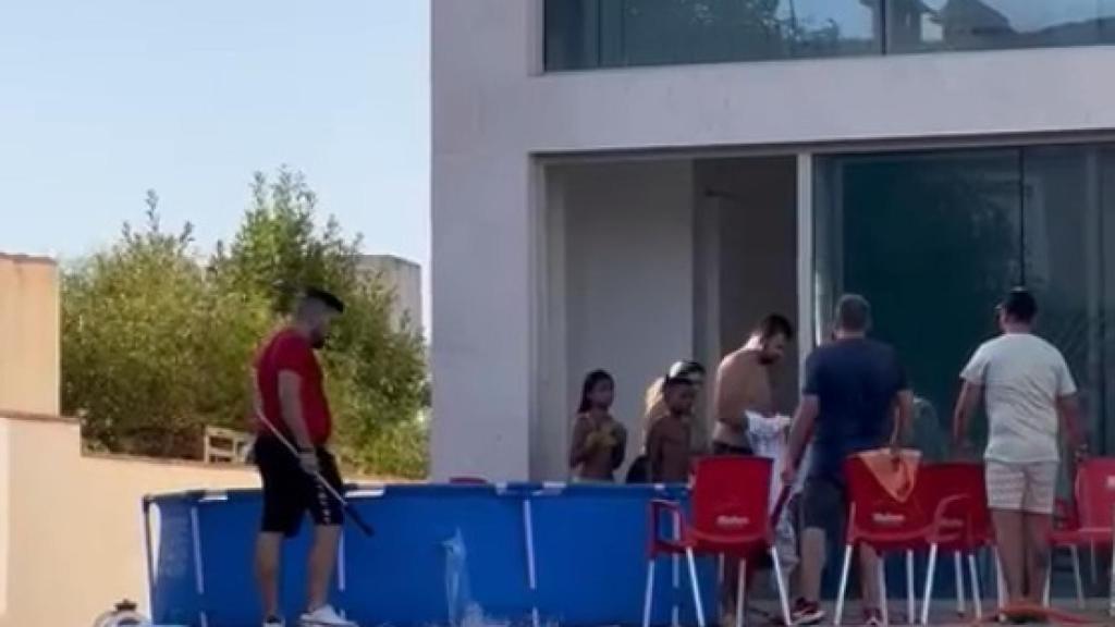 Uno de los instantes del vídeo 'desokupando tu casa' en el que se aprecia cómo han abierto, con una barra metálica, un boquete en la piscina de plástico para asustar a los okupas.