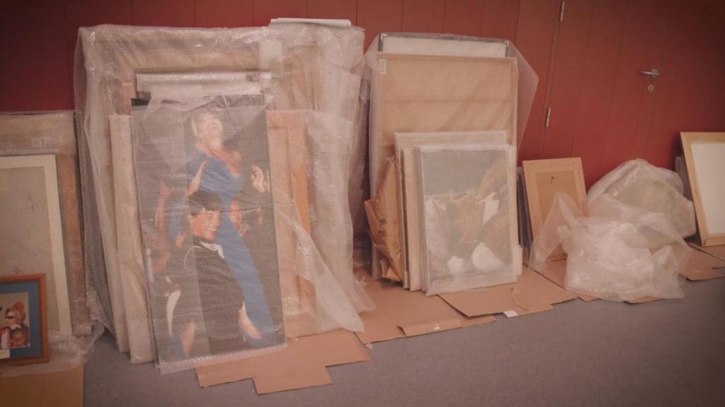 Algunas de las cajas enviadas por Rocío Carrasco se encontraron abiertas al realizar el acta de recepción.