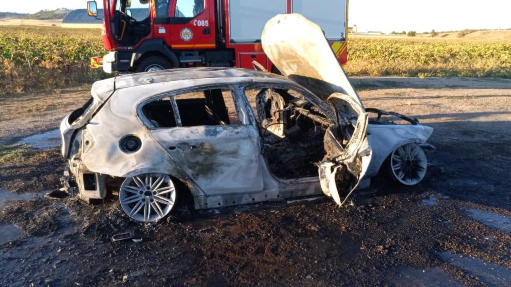 El coche calcinado en Vega de Valdetronco