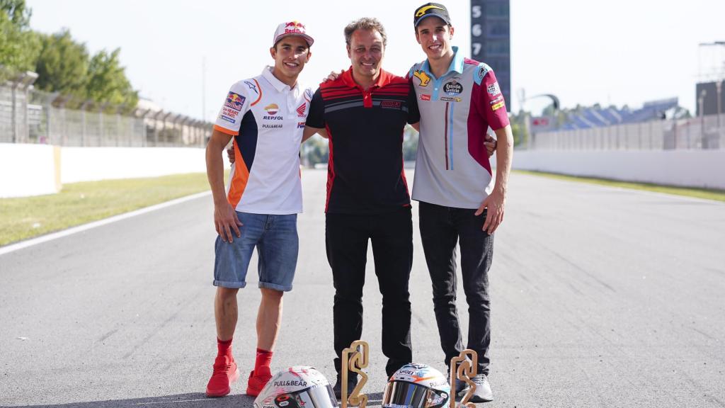 Marc Márquez y Álex Márquez en una foto con Emilio Alzamora