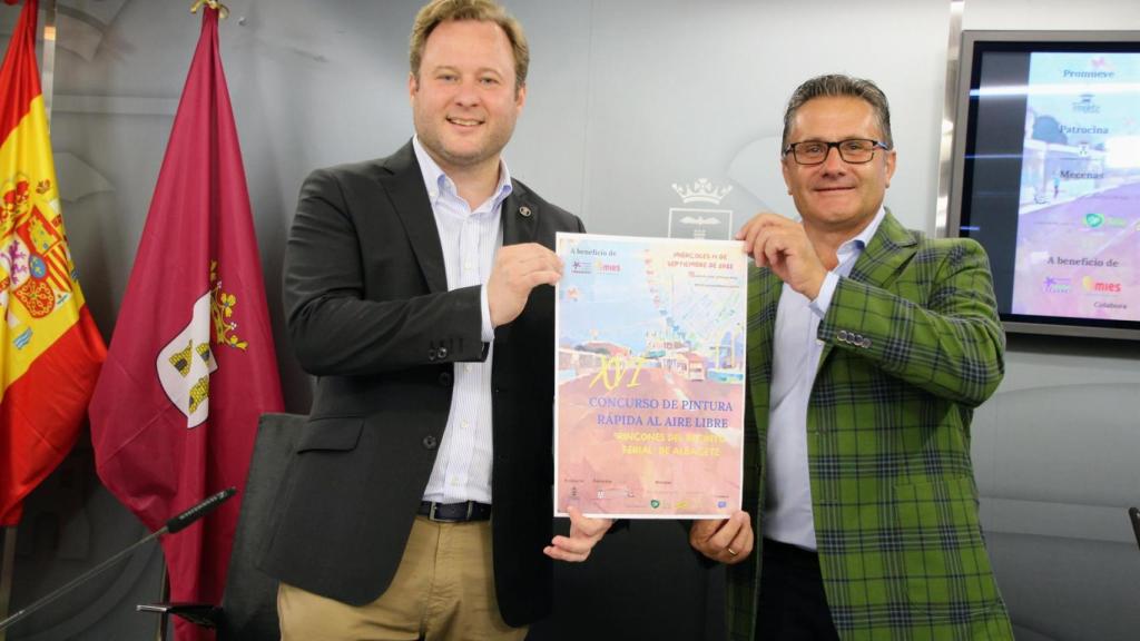 El vicealcalde y concejal de Cultura y Feria, Vicente Casañ, presenta el cartel del concurso
