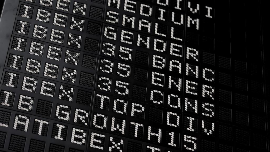 Diferentes índices de la familia Ibex en un panel de la Bolsa de Madrid.