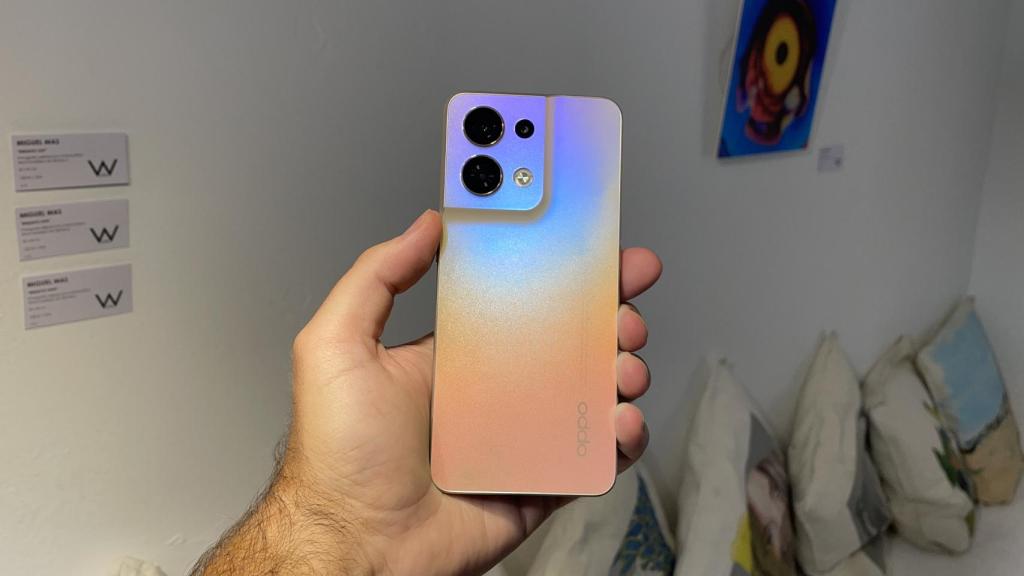 El OPPO Reno8 cambia de color con la luz
