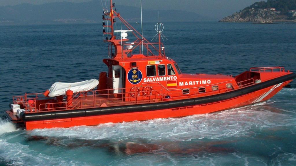 Remolcan hasta Viveiro (Lugo) a un pesquero a la deriva a 16 millas de Estaca de Bares